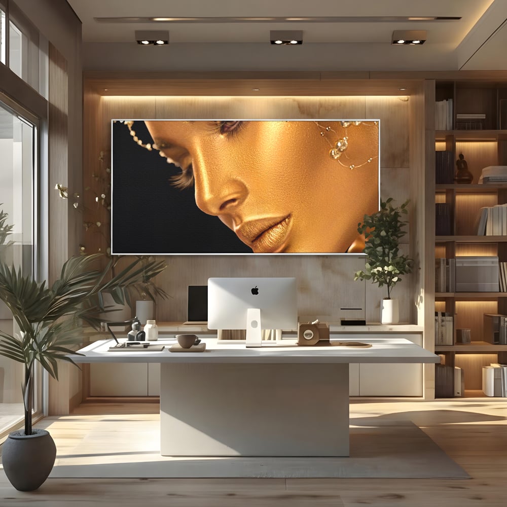 Tablou canvas cu tablou canvas cu femeie in nuante aurii, in rama de aluminiu argintiu, pe perete intr-un birou